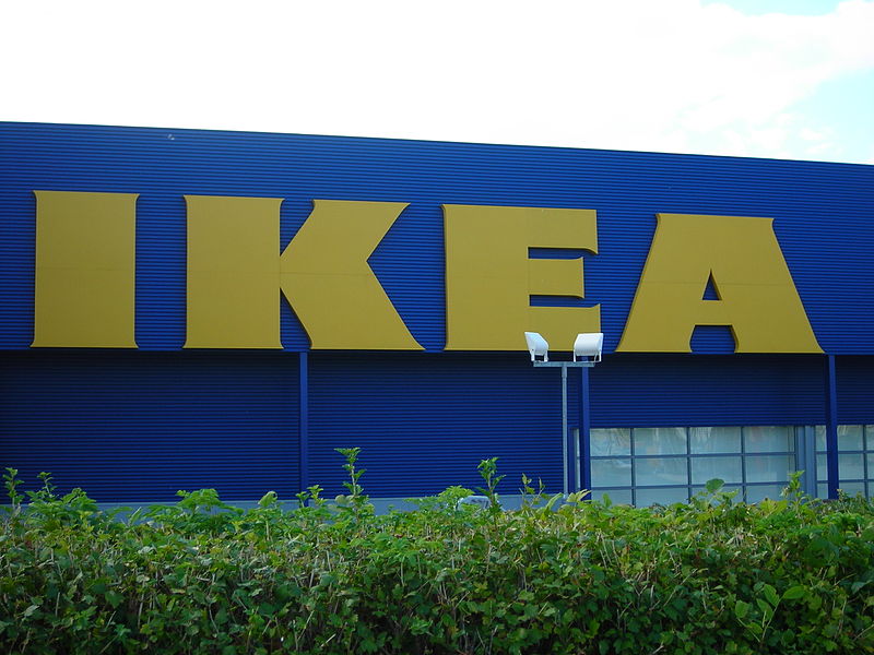Bak fasaden: Hva driver IKEA med?, spør Roswitha Rosner fra Attacs Skattegruppe. Foto: Daniel S. / Wikimedia Commons.